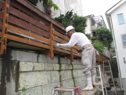 横浜市磯子区での外壁塗装、フェンス木と鉄部ケレン