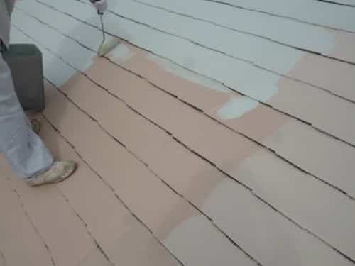 横浜市瀬谷区で屋根塗装、中塗り2回目で断熱性能アップ