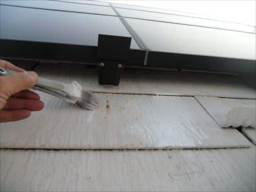 川崎市麻生区での屋根塗装、鉄粉に錆び止め塗装で耐久性向上
