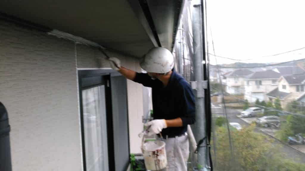 株式会社塗装職人 上を刷毛で塗っている職人
