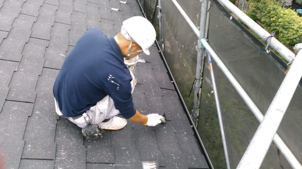 株式会社塗装職人 ストレート屋根の調整をしている職人