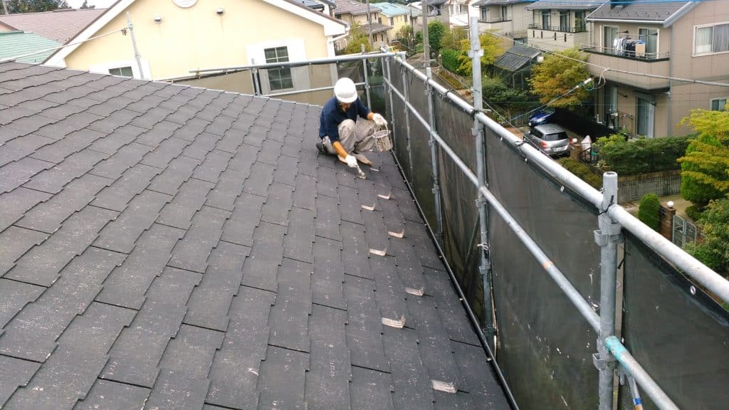 株式会社塗装職人 ストレート屋根を刷毛で塗っている職人