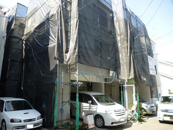 神奈川区で2件同時で外壁塗装の工事中