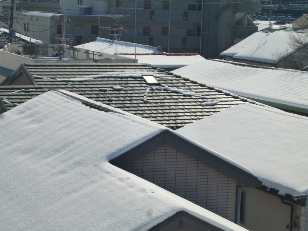 屋根 に 雪が 積もら ない 方法