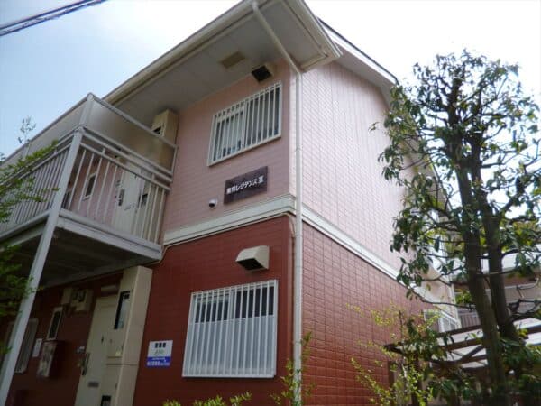 横浜市港北区のアパート、鮮やかな2色への塗り替えで新築のような美しさに
