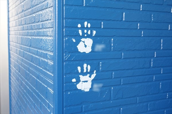 塗り替え時にお子さんの手形を外壁に押印