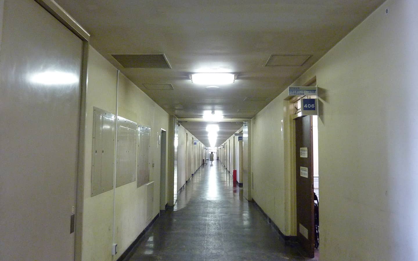 塗り替える前の薄暗い市庁舎の廊下