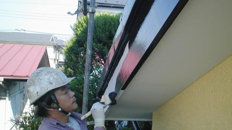 破風を塗る職人