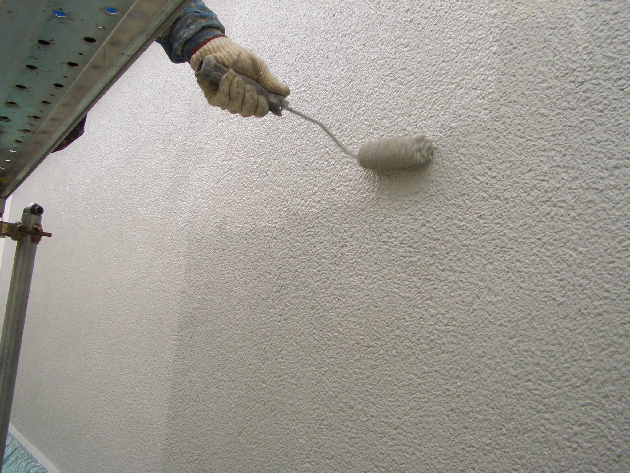 外壁のローラー塗装
