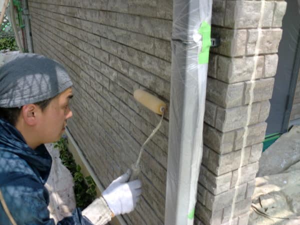 レンガ調の外壁の風合いを生かすために、ピュアロイドUVプロテクトクリヤーでの塗装