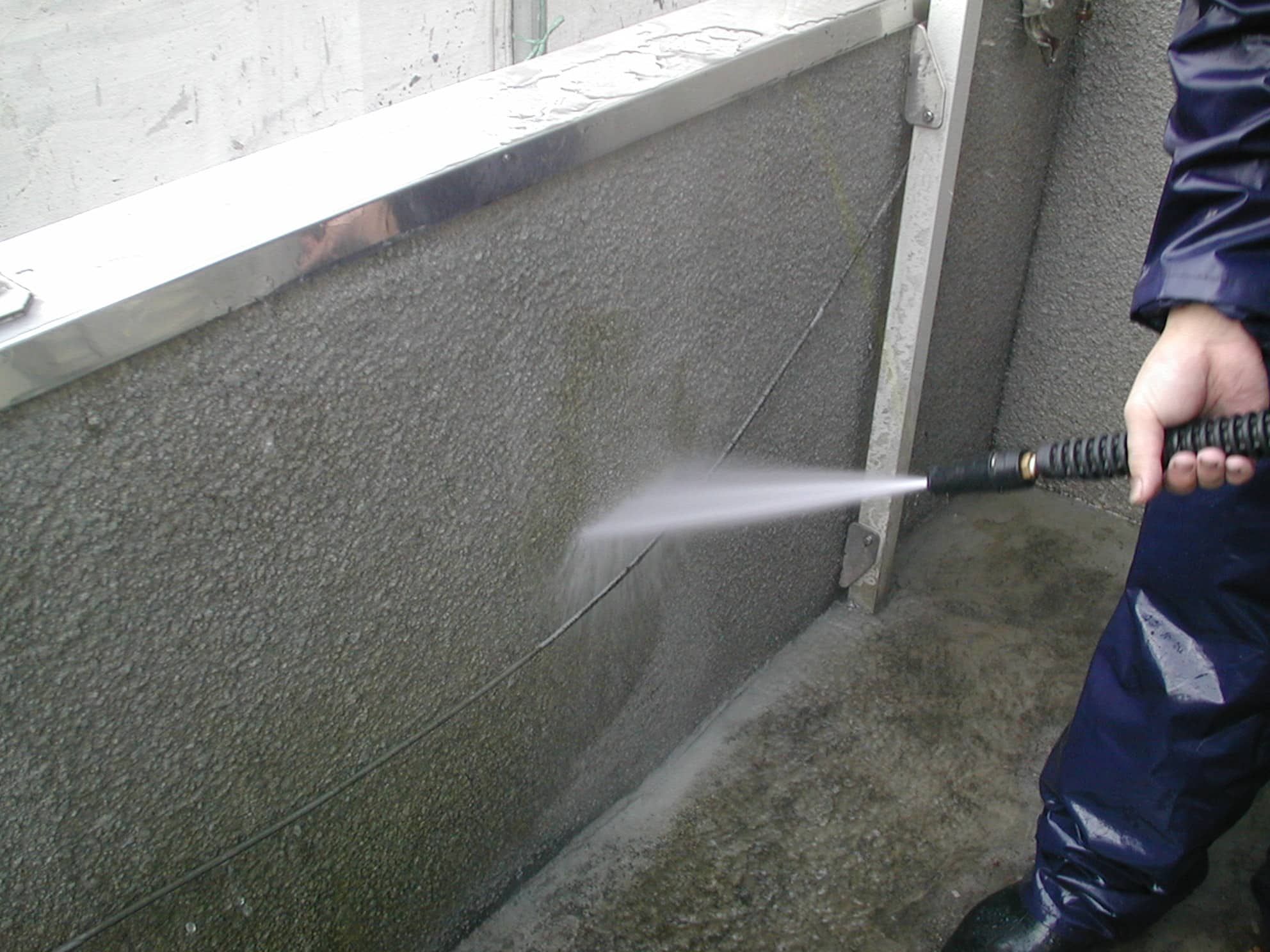 ベランダ内壁の高圧洗浄