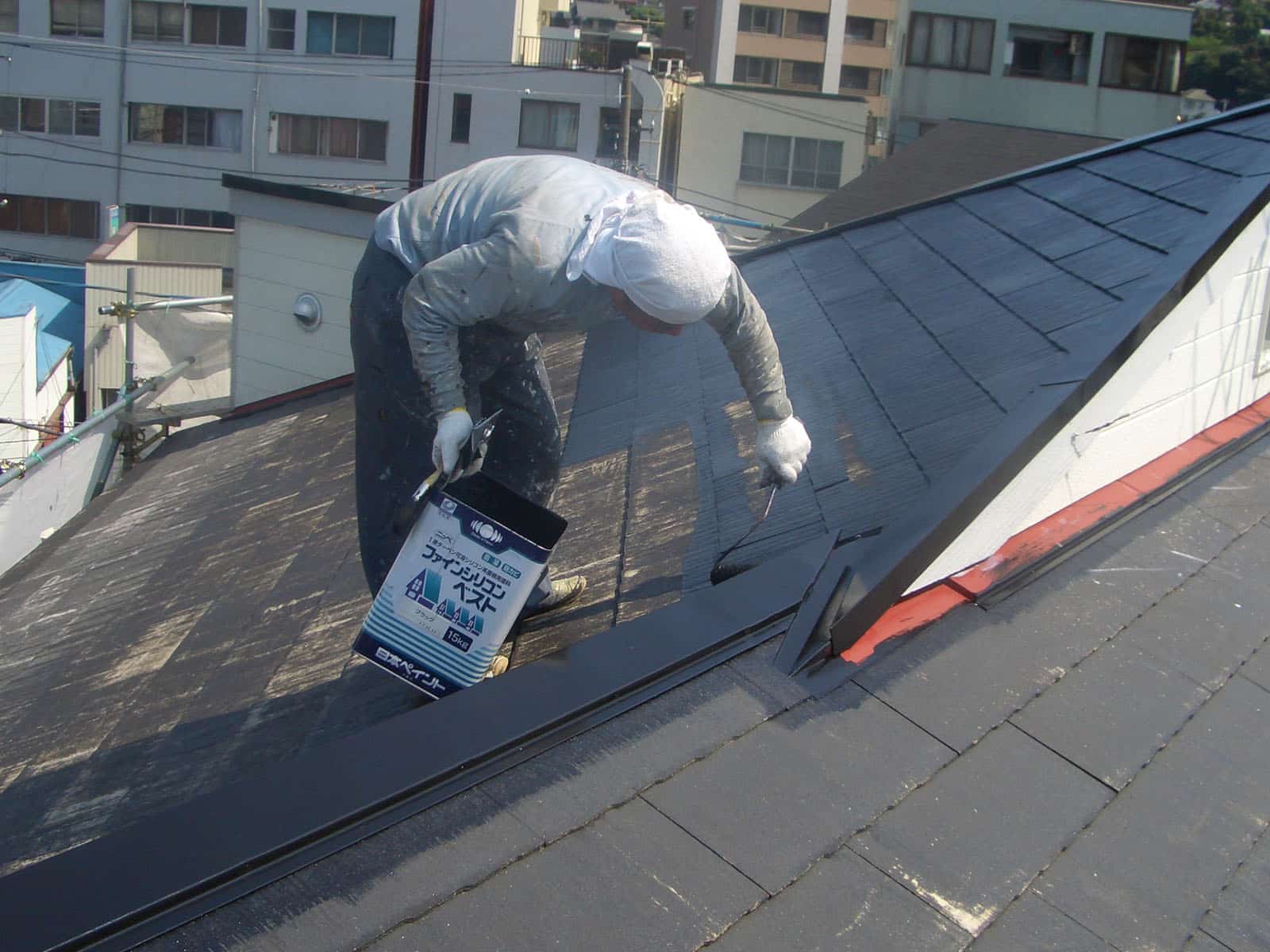 ファインシリコンベストを屋根に塗る職人
