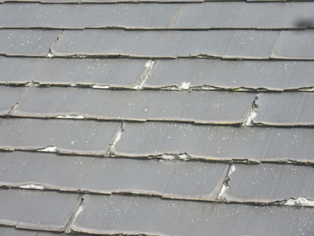 表面が剥離するパミール屋根