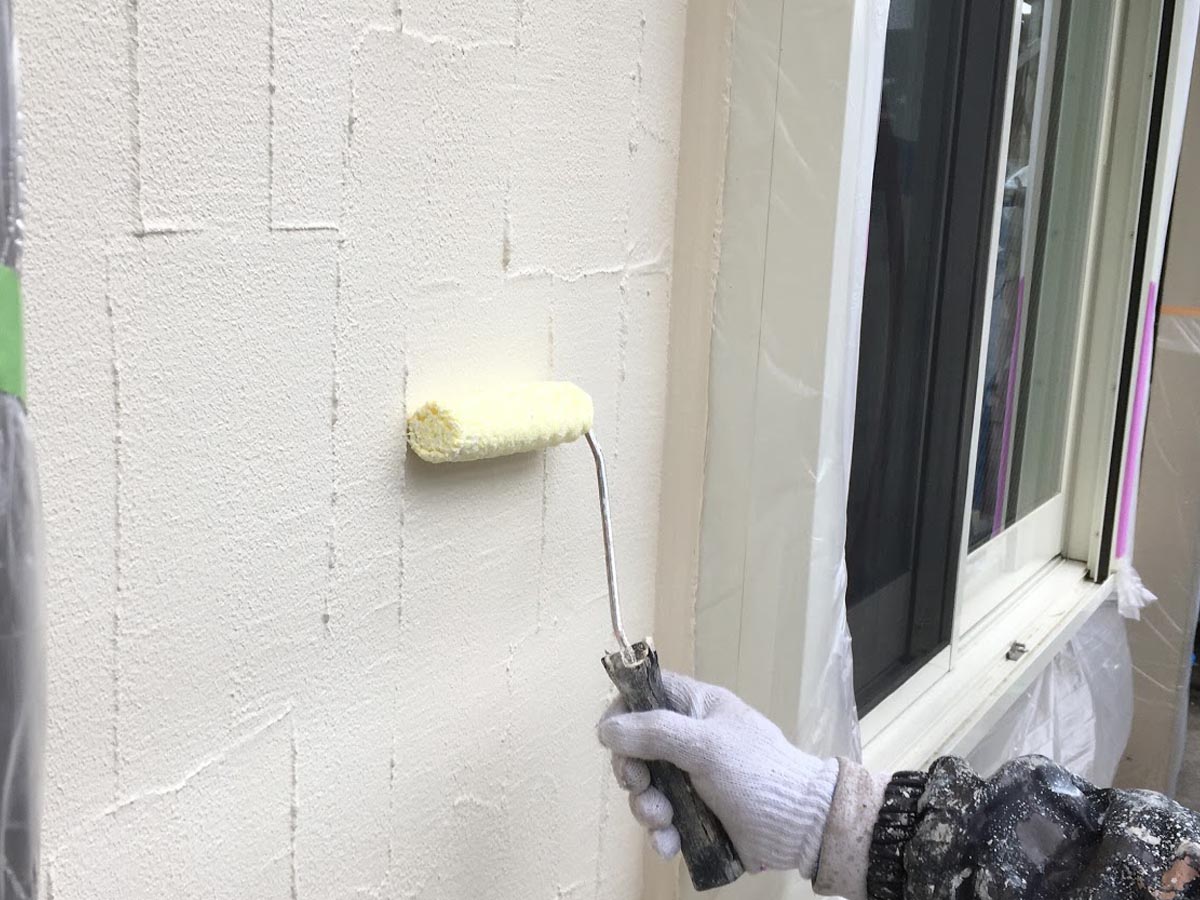 ジョリパットの外壁を塗るローラー
