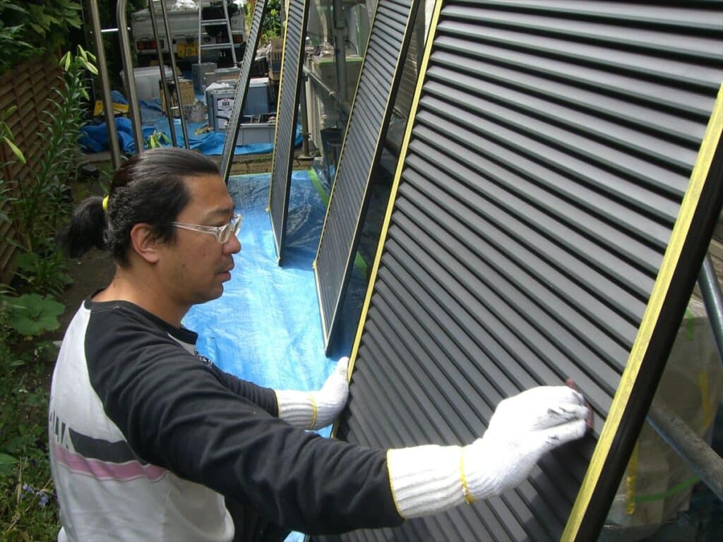 株式会社塗装職人 雨戸 塗装 目荒し