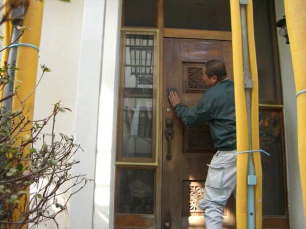 丁寧な養生で塗装仕上がりもOK、逗子市での外壁と屋根、木部塗装などの付帯工事一式
