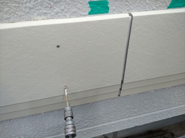 塗装工事前の補修工事　方角によって違う雨樋と帯の傷み方