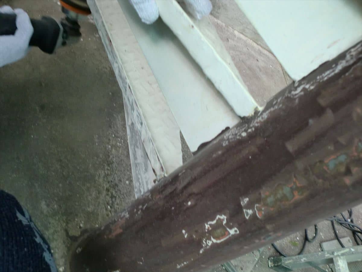 塗膜の剥がれた螺旋階段の鉄柱部分