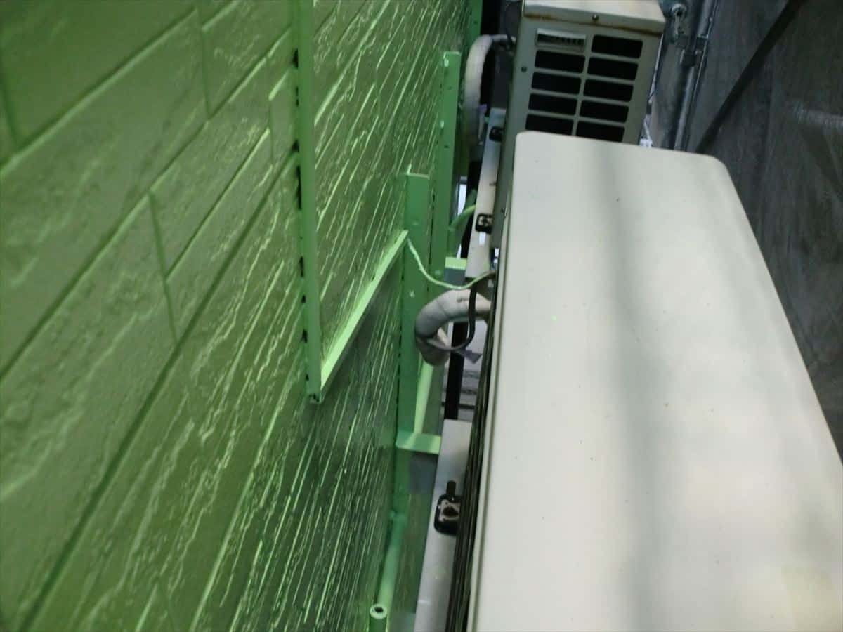 緑色塗装後の外壁