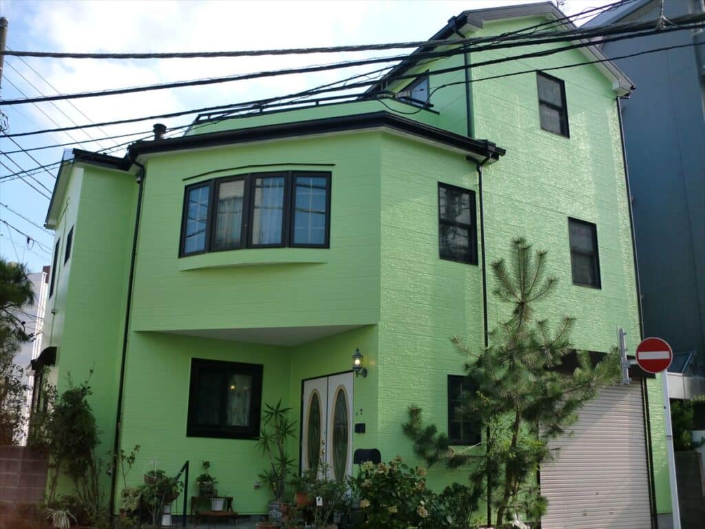 塗装後、緑色の外壁