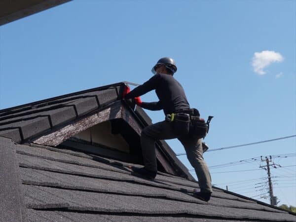 近所での工事を装い、無料で屋根板金の浮き修理を提案する業者