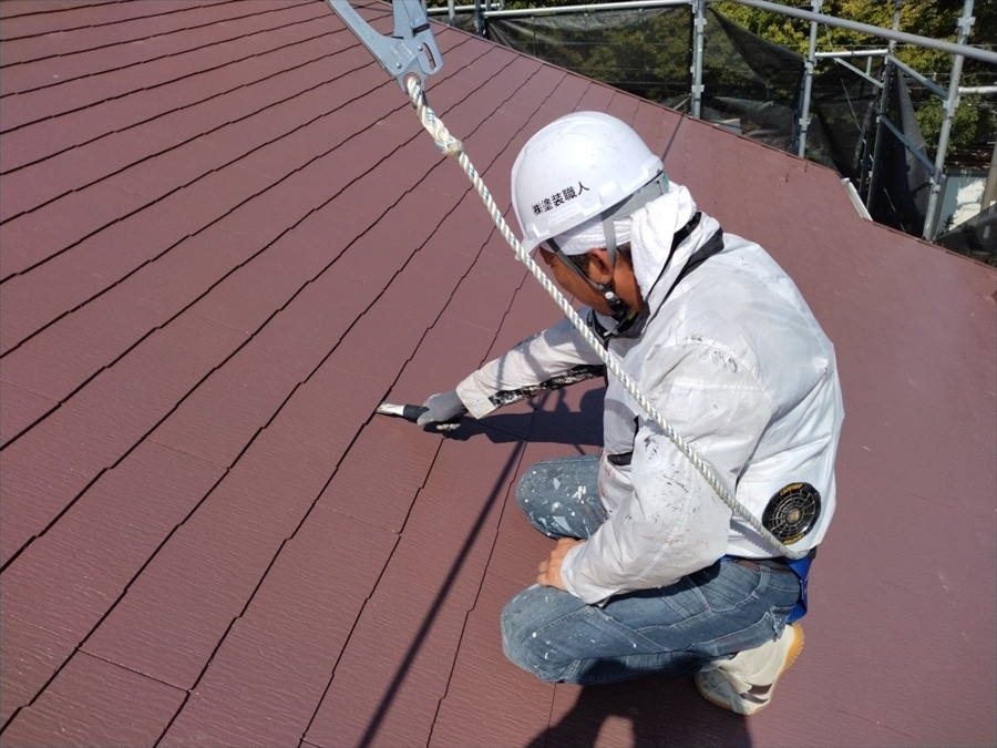 屋根の縁切りをする一級塗装技能士