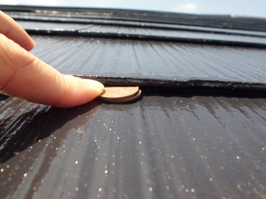 硬貨が入るほど隙間の空いたスレート屋根の重なり部