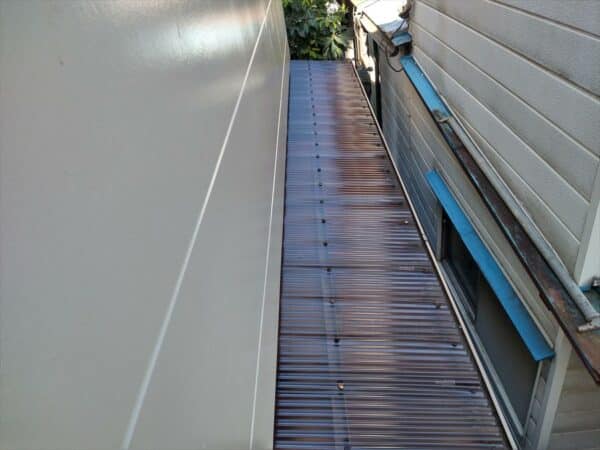 屋根を貫通させる足場工事とポリカーボネートの波板の張り替え   