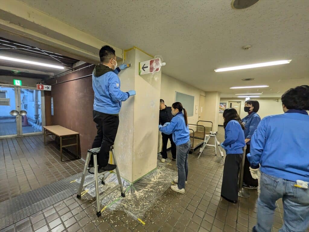 横浜市旭区役所内の地下通路壁のケレン作業