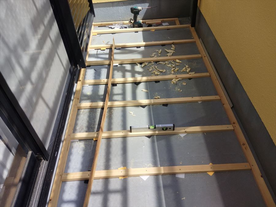 株式会社塗装職人 ベランダ床 下地 大工工事