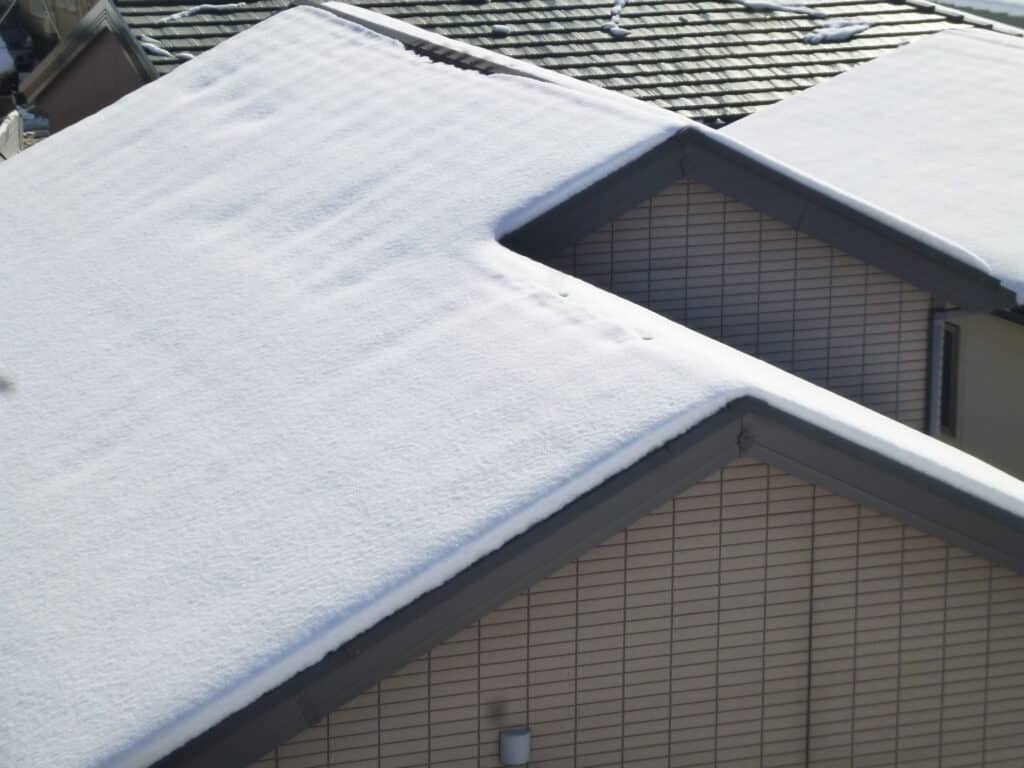 株式会社塗装職人 屋根の上の雪